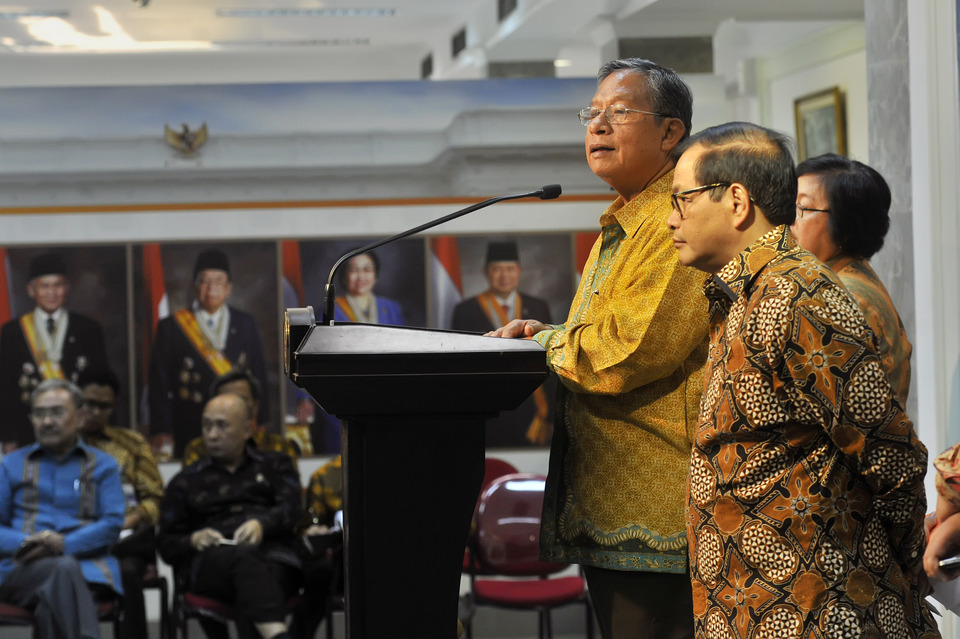 Indonesia's Coordinating Minister of Economic Affairs Darmin Nasution, left, is accompanied by  Cabinet Secretary Pramono Anung as he announces Indonesia's second economic package policy. (Antara Photo/Yudhi Mahatma)