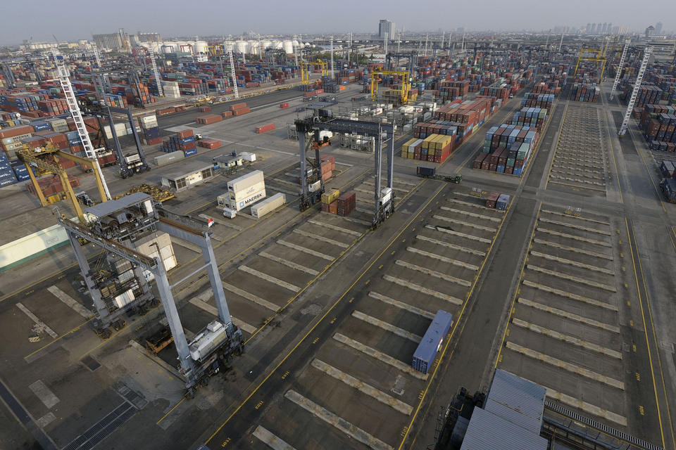 Indonesia's statistics bureau on Monday revised its calculations of the country's trade deficit in December to $161 million, smaller than the $236 million
deficit it reported a month ago.  (Antara Photo/Sigid Kurniawan)