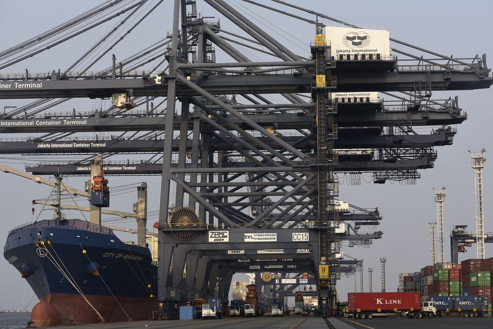 The Indonesian government is set to roll out another policy package later this month that will reduce dwelling time duration at ports as part of the government's efforts to improve logistics, attract much-needed investment which, in turn, will propel the economy. (Antara Photo/Sigid Kurniawan)