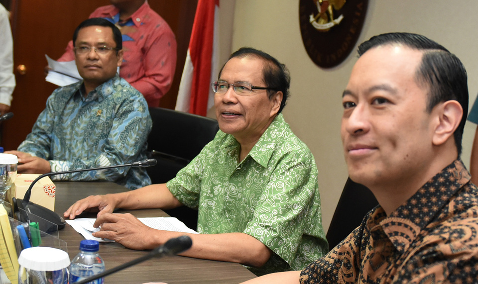 Trade Minister Thomas Lembong, right, said on Monday that his ministry would further streamline business licensing to better assist the private sector and boost the competitiveness of Indonesian industry. (Antara Photo/Hafidz Mubarak A.)