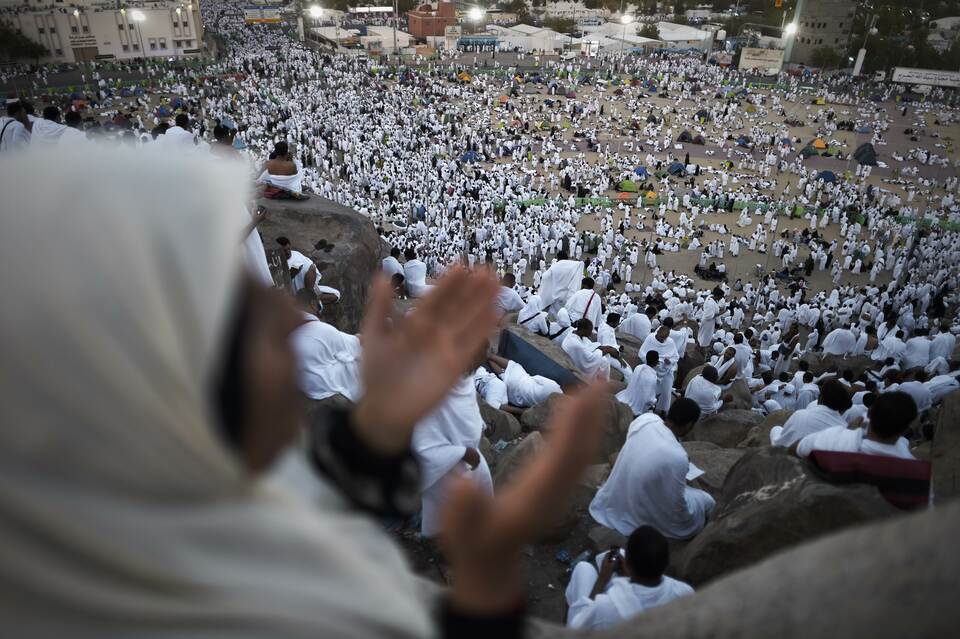Muslim pilgrims join one of the Hajj rituals on Mount Arafat near Mecca early on Wednesday. (AFP Photo/Mohammed al-Shaikh)