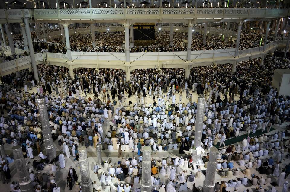 Muslim pilgrims pray near the Islam's holiest shrine, the Kaaba, at the Grand Mosque in Saudi Arabia's holy Muslim city of Mecca late on September 26, 2015. (AFP Photo/Mohammed Al-Shaikh)