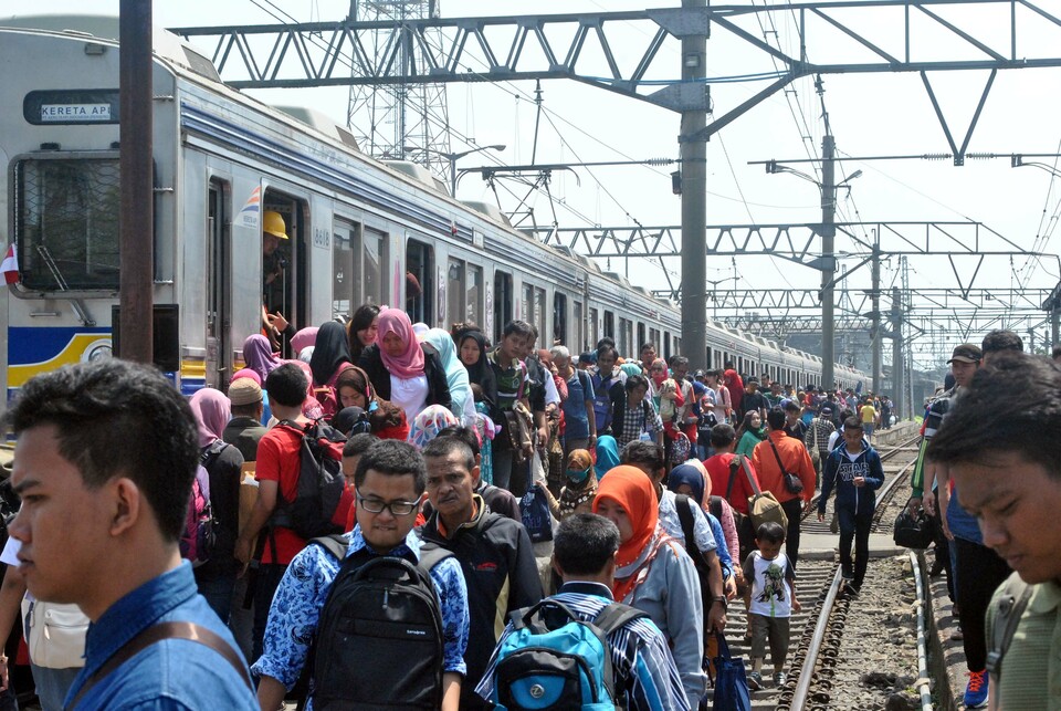 Hundreds of passengers find themselves stuck at train stations as a commuter train derailed between the Manggarai and Sudirman train stations in Central Jakarta on Wednesday morning (18/05), causing delays and massive queues at nearby stations. (Antara Photo/Arif Firmansyah)