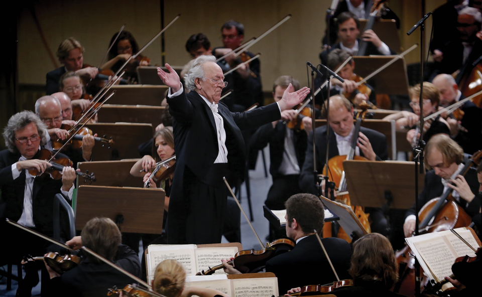 Russian conductor Yuri Temirkanov, center, music director and chief conductor of the Saint Petersburg Philharmonic orchestra, performs on the stage of  Palace Hall during the Enescu Festival 2015 in Bucharest, Romania. (EPA Photo/Ghement)