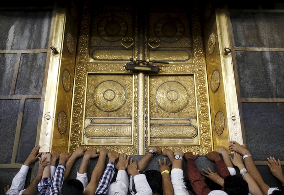 Muslim pilgrims touch the holy Kaaba at the Grand Mosque on the first day of Eid al-Adha during the annual haj pilgrimage in Mecca September 24, 2015. (Reuters Photo/Ahmad Masood)