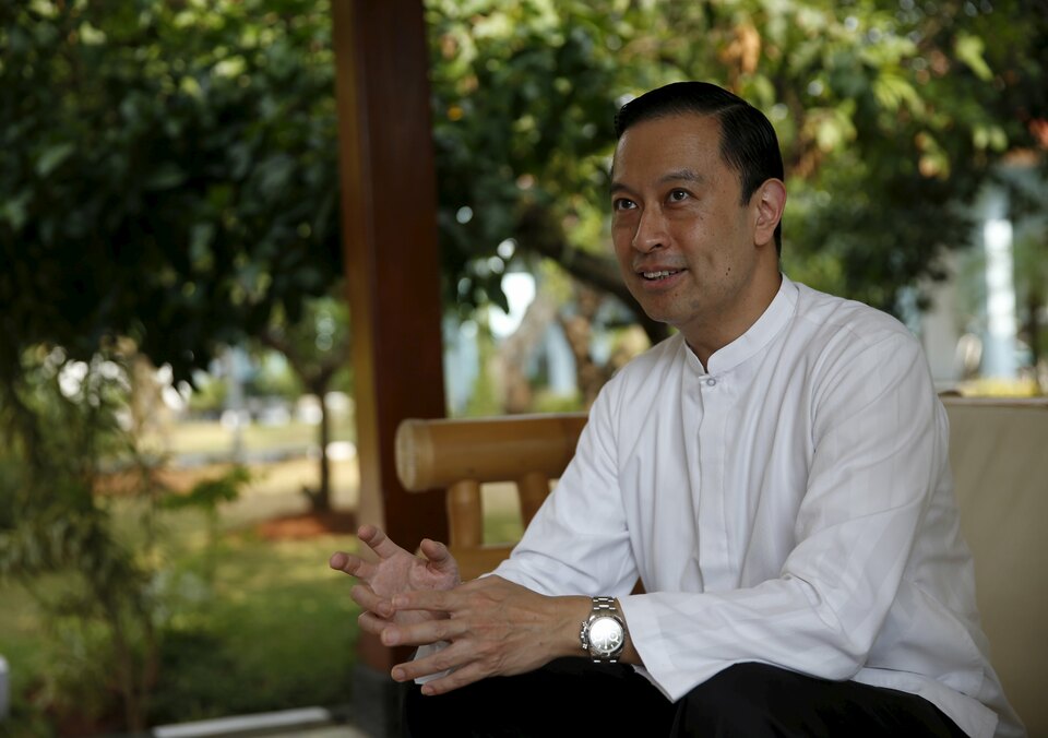 Indonesian Trade Minister Tom Lembong chats with members of the media during a visit to Rangkasbitung, Banten province, near Jakarta September 24, 2015. 24, 2015. (Reuters Photo/Darren Whiteside)