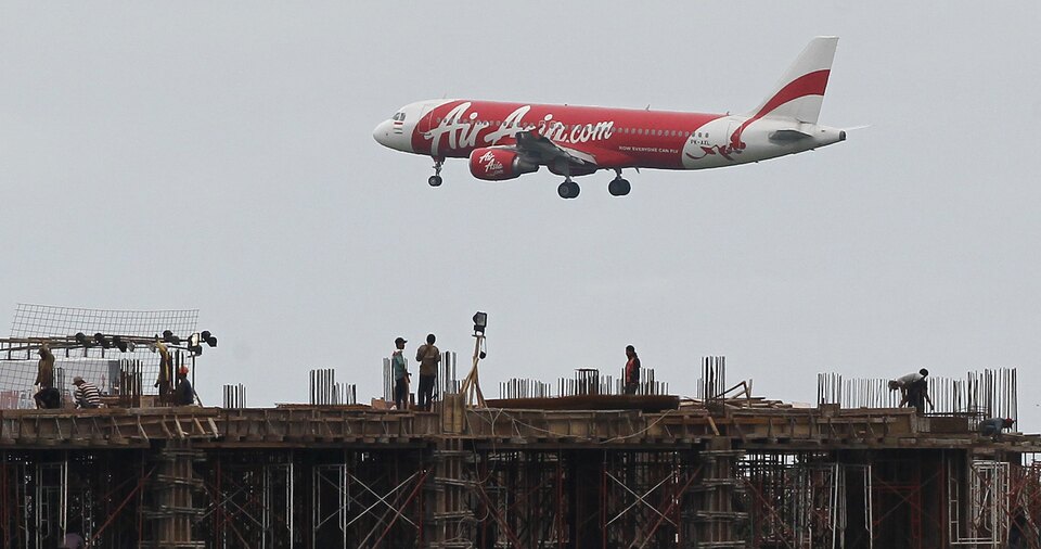 Budget carrier AirAsia X is giving up on the idea of low-cost, long-haul flying to Europe for now, and will concentrate on growth in Asia instead, AirAsia chief executive officer Tony Fernandes said on Tuesday (20/06).
  (Reuters Photo/Enny Nuraheni)