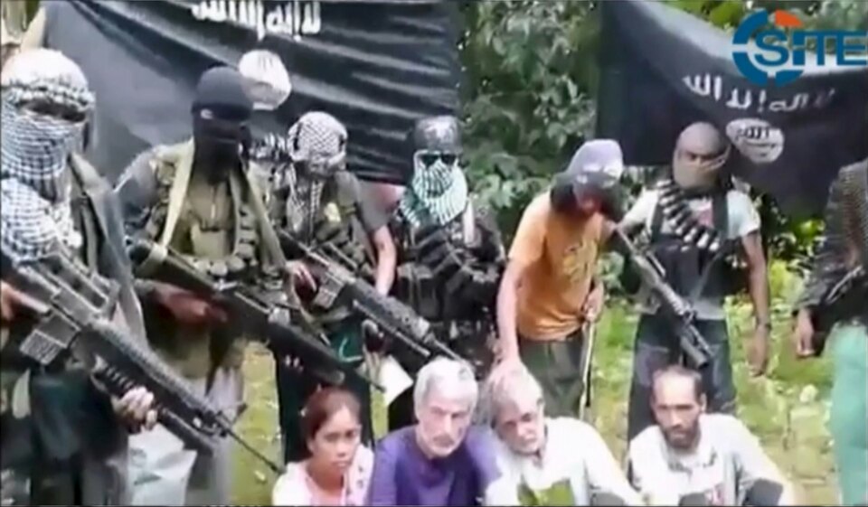 Two Canadians, a Norwegian and a Filipino woman have appealed by video to the Philippines to stop military operations, and to Canada to negotiate for their freedom with Islamist militants who abducted them. (Reuters Photo/SITE Intelligence Group/Handout via Reuters)