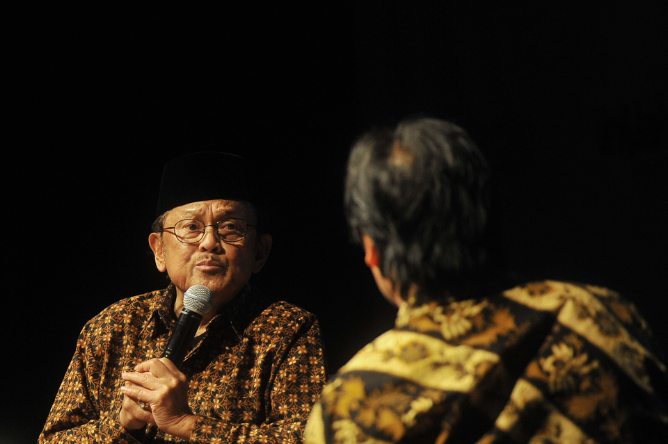 Former President Bacharuddin Jusuf Habibie has addressed the alumni of the Indonesia Endowment Fund for Education, or LPDP, as he spoke about human and national development. (Antara Photo/Wahyu Putro A.)