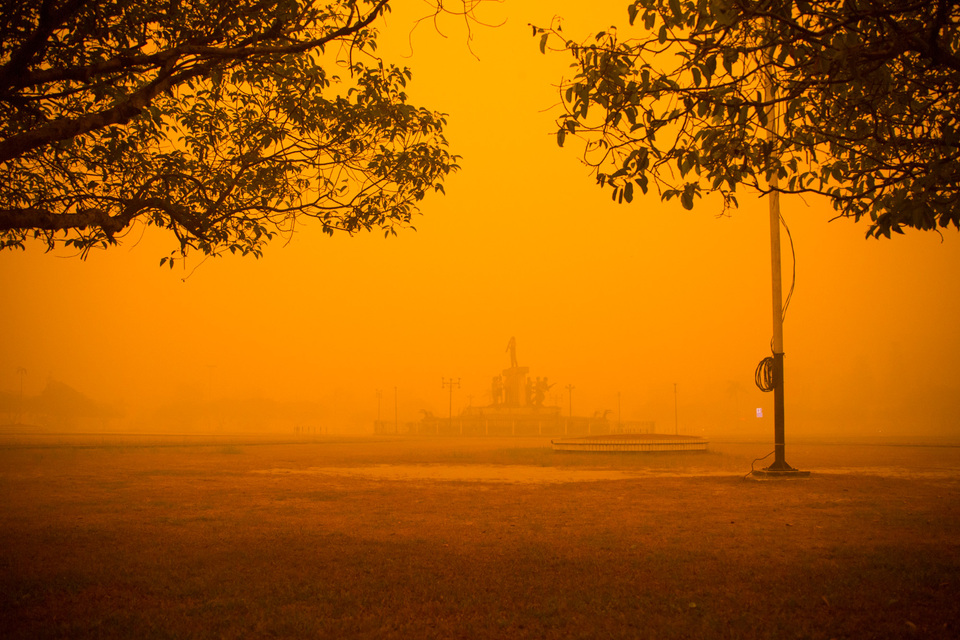 The Great Roundabout in hazy Palangkaraya, Central Kalimantan, in late October. (Photo courtesy of Bjorn Vaughn)
