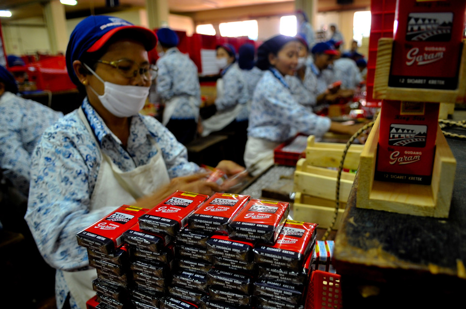 The government may increase cigarette excise to boost state revenue this year. (GA Photo/Mohammad Defrizal)