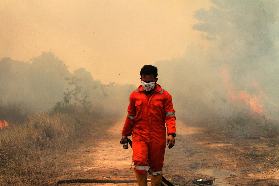 A disaster mitigation agency worker seen in the Ogan Ilir district of South Sumatra in September. (Antara Photo/Nova Wahyudi)