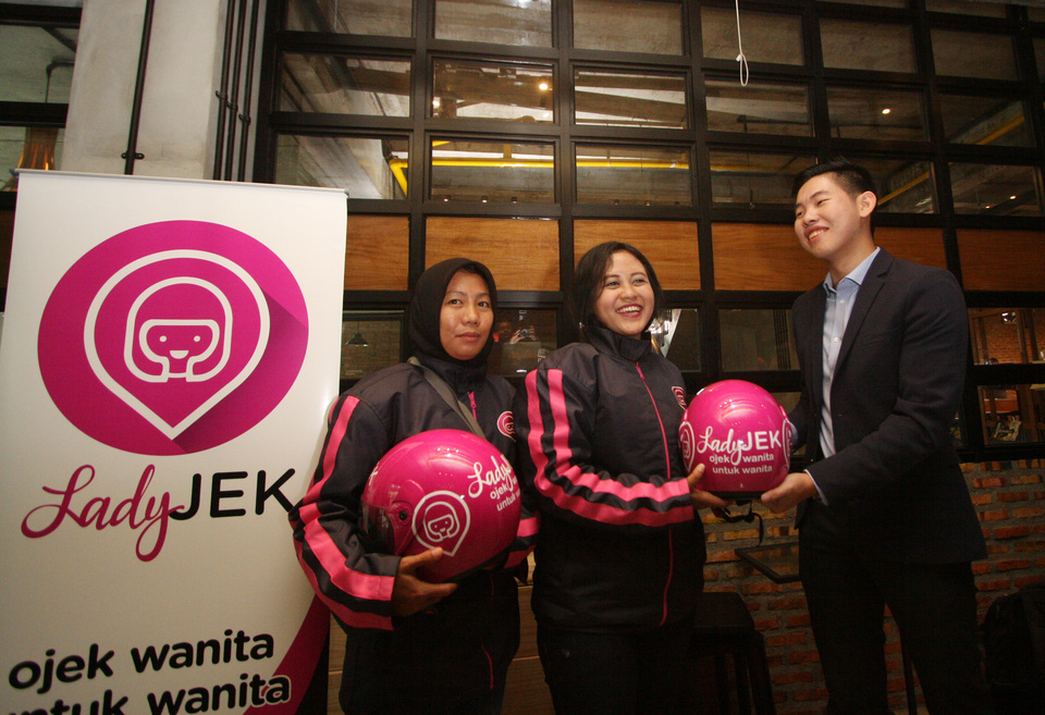 LadyJek founder Brian Mulyadi, right, and two drivers at the launch of the ladies-only motorcycle service last year. (Antara Photo/Reno Esnir)