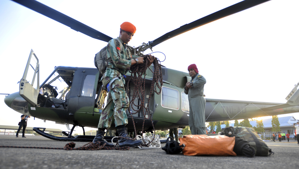 Military personnel taking part in the search operation for the missing Aviastar plane. (Antara Photo/Yusran Uccang)
