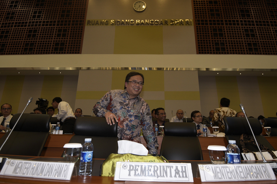 Finance Minister Bambang Brodjonegoro arrives at the House building on Thursday to iron out the remaining kinks in the draft 2016 budget. The budget must be passed by Friday. (Antara Photo/Sigid Kurniawan)