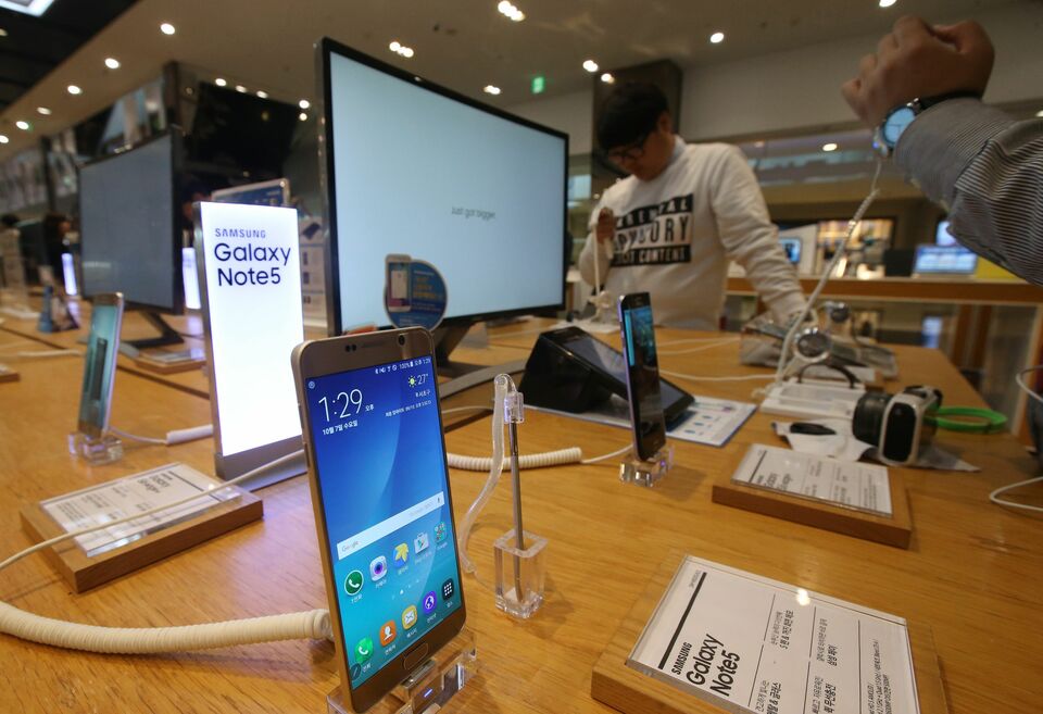 Every 1 percent increase in the number of smartphone users in Indonesia boosts the country's GDP by 0.055 percentage points through an increase in Internet traffic and online purchases, a study has found. (AFP Photo/Yonhap)
