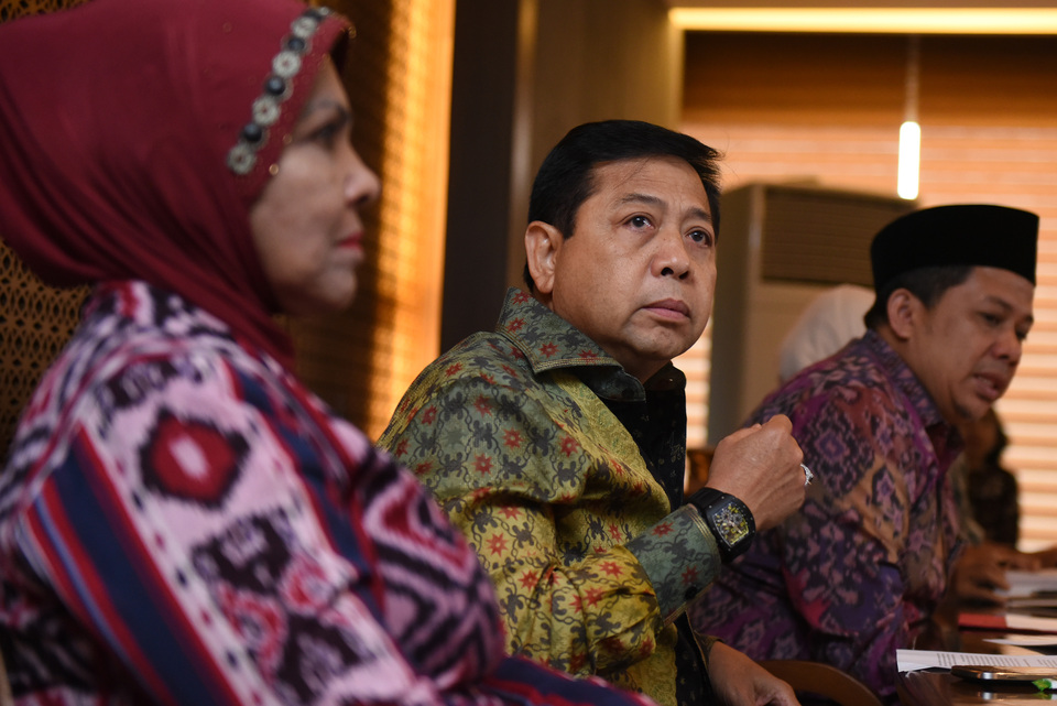 More than 50,000 Indonesians have signed an online petition demanding the resignation of House of Representatives Speaker Setya Novanto, center. (Antara Photo/Hafidz Mubarak)