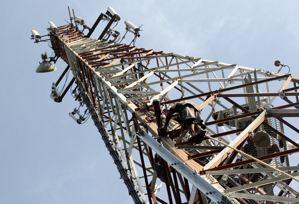 Profesional Telekomunikasi Indonesia, also known as Protelindo, a telecommunication tower operator owned by the Djarum Group, plans to sell Rp 1.5 trillion ($115 million) worth of bonds on Nov.17-18, the company said in a statement on Friday (21/10). (Antara Photo/Joko Sulistyo)