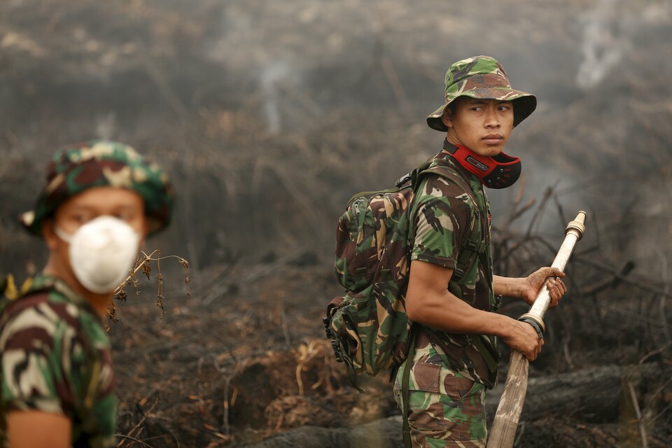 President Joko 'Jokowi' Widodo on Tuesday (06/02) said police and military officials will be punished if wildfires are not handled properly. (Reuters Photo/Darren Whiteside)