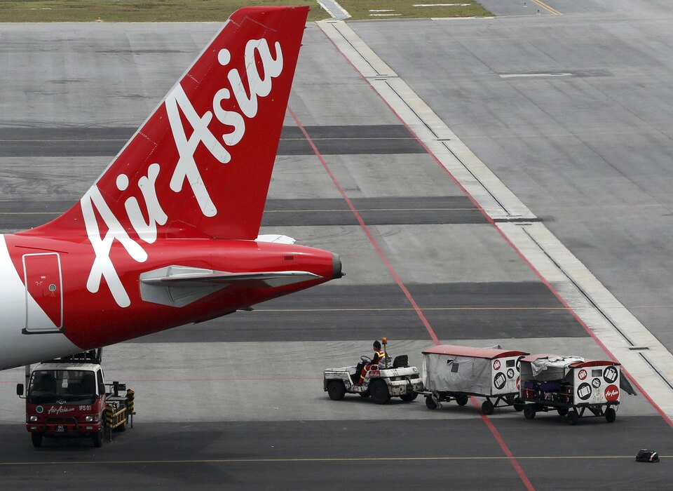 The Transportation Ministry has revoked its suspension of ground handling operations by low-cost carriers Lion Air and Indonesia AirAsia for five days and instead converted the punishment to a 30-day probationary period for both airlines, a ministry official announced on Wednesday (25/05).(Reuters Photo/Olivia Harris)