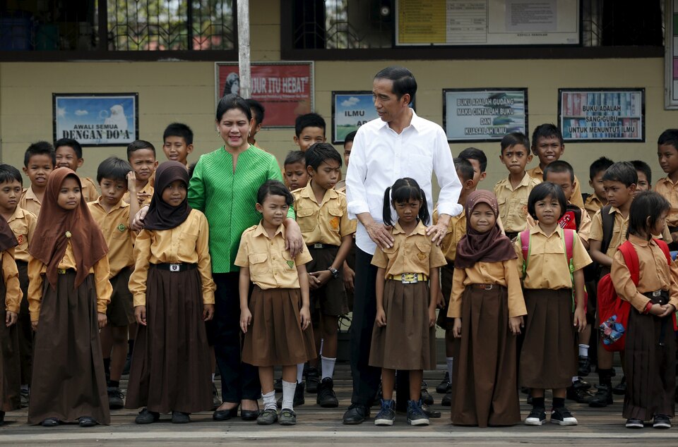 President Joko "Jokowi" Widodo and the first lady, Iriana, pose with students. (Reuters Photo/Darren Whiteside)