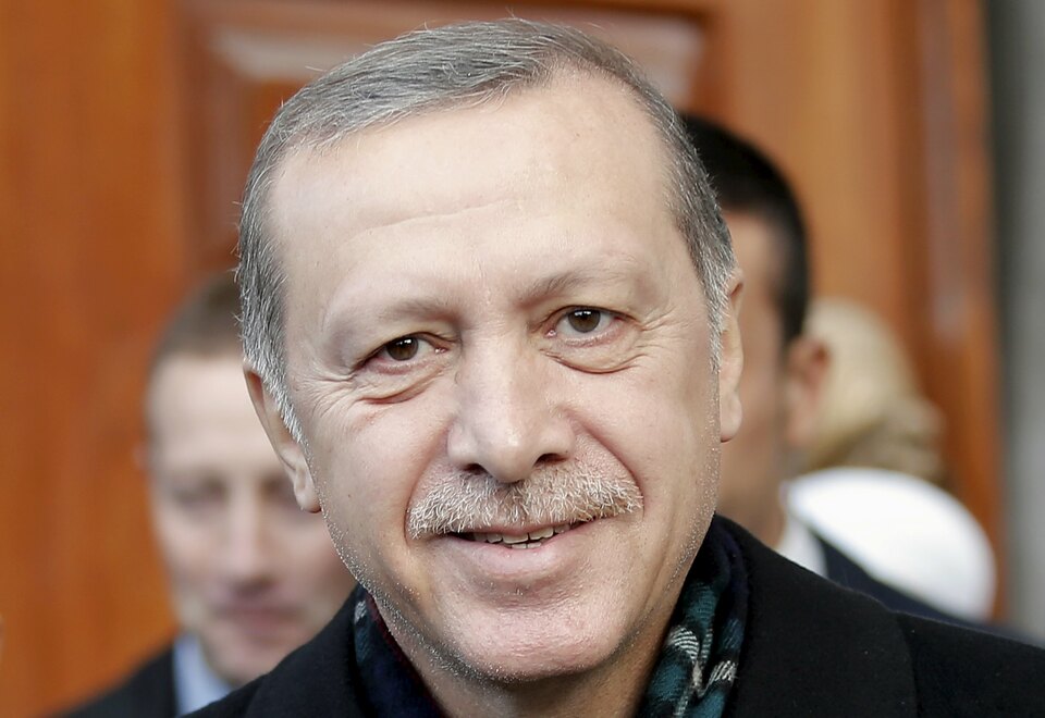 Turkish President Tayyip Erdogan smiles as he leaves from Eyup Sultan mosque in Istanbul, Turkey, November 2, 2015.  (Reuters Photo/Huseyin Aldemir)