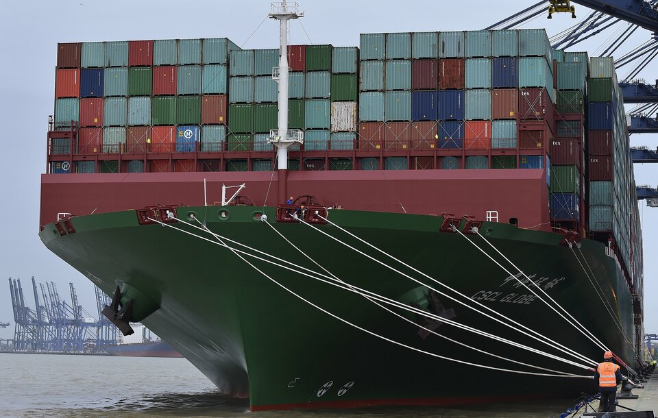 The largest container ship in world, CSCL Globe, docks during its maiden voyage, at the port of Felixstowe in south east England, in this file photograph dated January 7, 2015. (Reuters Photo/Toby Melville)