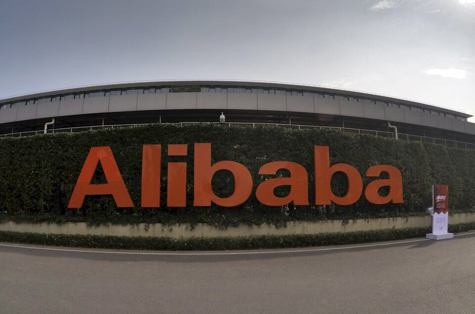 Strong holiday sales helped e-commerce giant Alibaba Group Holding Ltd beat forecasts on Thursday with a 32 percent rise in third-quarter revenue, but it was not immune from China's slowdown. (Reuters photo/China Stringer Network)