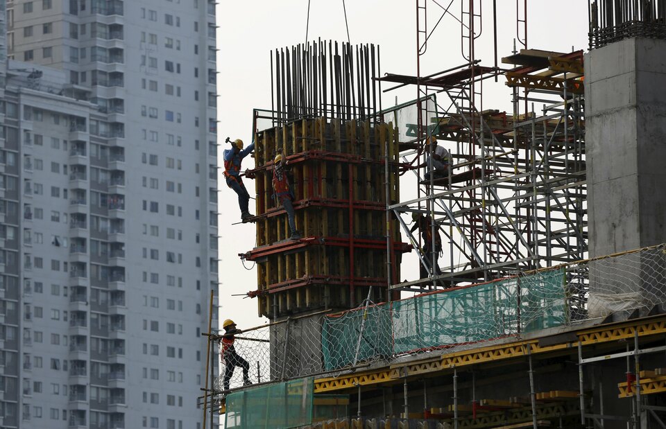 Public investment in Indonesia is projected to increase this year, as new infrastructure projects initiated last year have started to gain momentum, according to a report issued by Asian Development Bank on Wednesday (30/03). (Reuters Photo/Darren Whiteside)