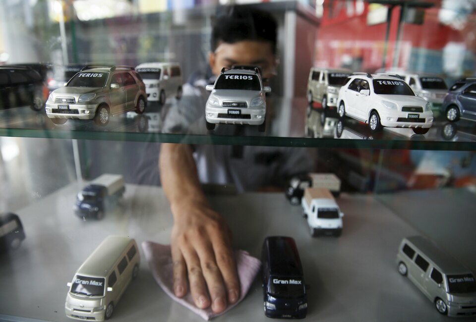 Car sales are seen as one of the bellwethers of household consumption in Indonesia, which accounts for 56 percent of the country’s economy. (Reuters Photo/Beawiharta)