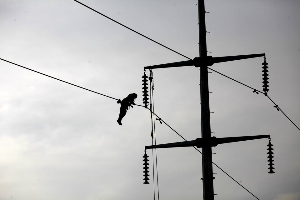 A contractor works on high voltage power cables on the outskirts of Peshawar, Pakistan, November 7, 2015. Pakistan's government, struggling to fulfill election promises to end daily power cuts, is shifting from big generation projects to less splashy reforms including new transmission systems, privatization and better management. Picture taken November 7, 2015. (Reuters Photo/Fayaz Aziz)