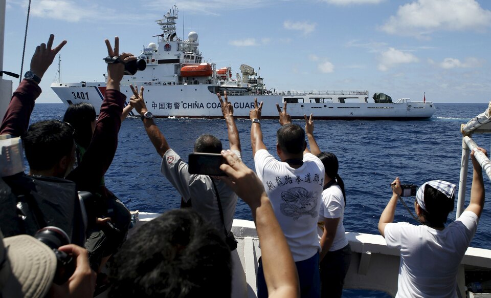 About 8,000 US and Filipino troops began annual military exercises on Monday (04/04) against a backdrop of tension over China's greater assertiveness in the South China Sea though a Philippine commander played that down as the reason for the drills. (Reuters Photo/Erik De Castro)