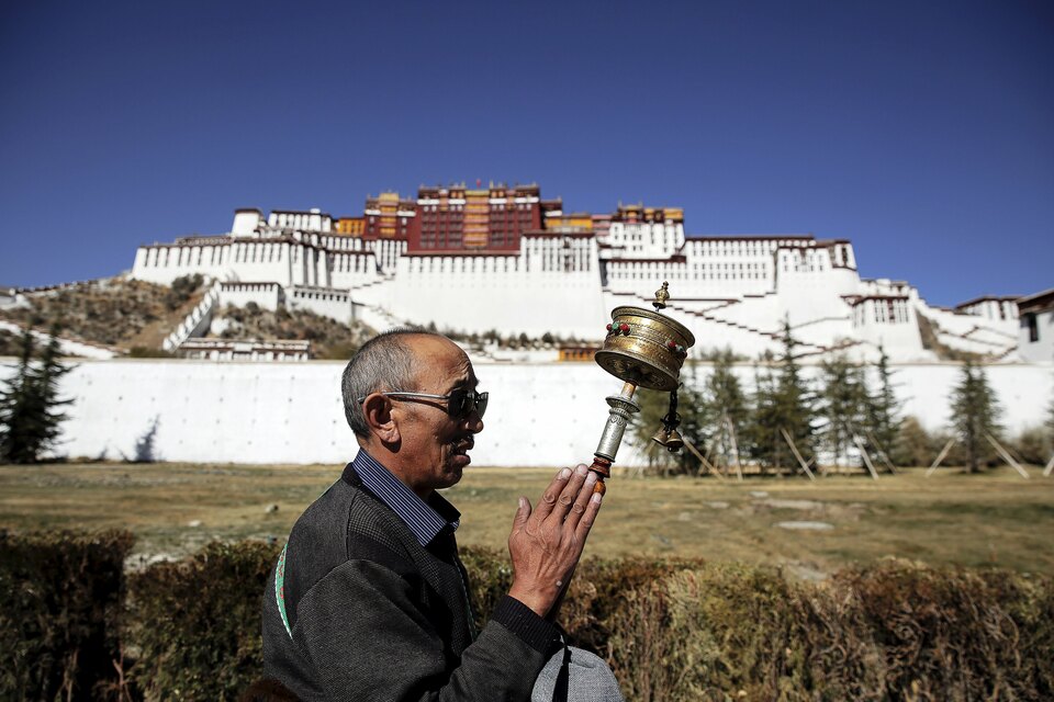 A Tibetan man spins a prayer wheel as he circles around the Potala Palace in Lhasa, Tibet Autonomous Region, China November 17, 2015. (Reuters Photo/Damir Sagol)