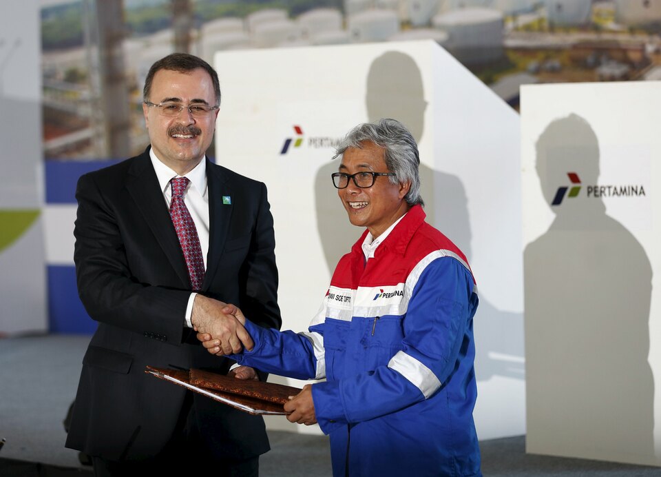 Amin H Al-Nasser (L), the CEO of Saudi Aramco, and Dwi Soetjipto, CEO of Indonesia's state energy company Pertamina (R), shake hands after signing an initial agreement for a $5.5 billion project to upgrade Indonesia's largest refinery in Cilicap, Central Java, Indonesia November 26, 2015. Saudi Arabian oil giant Saudi Aramco is looking for further investment opportunities in Indonesia's downstream oil and gas sector, the company's CEO said on Thursday, referring to a strategic partnership with Indonesia's Pertamina. (Reuters Photo/Darren Whiteside)