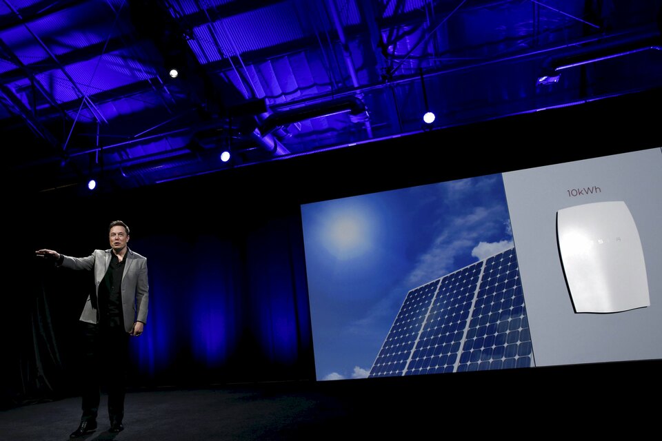 Tesla Motors CEO Elon Musk reveals the Tesla Energy Powerwall Home Battery during an event in Hawthorne, California, in this April 30, 2015, file photo. (Reuters Photo/Patrick T. Fallon)