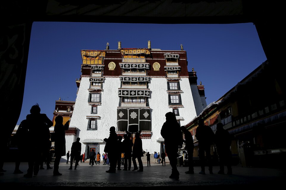 Tourists, Tibetan believers and foreign journalist take pictures of the Potala Palace during a government organized visit to Lhasa, Tibet Autonomous Region, China in this November 17, 2015 file photo. (Reuters Photo/Damir Sagolj)