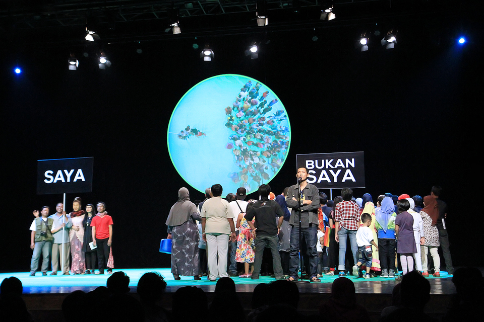One hundred residents of Yogyakarta performed a theatrical project staged by Rimini Protokoll and Teater Garasi called '100% Yogyakarta' on Saturday at the Taman Budaya cultural center. (Photo courtesy of Goethe-Institut Indonesien/Ramos Pane)
