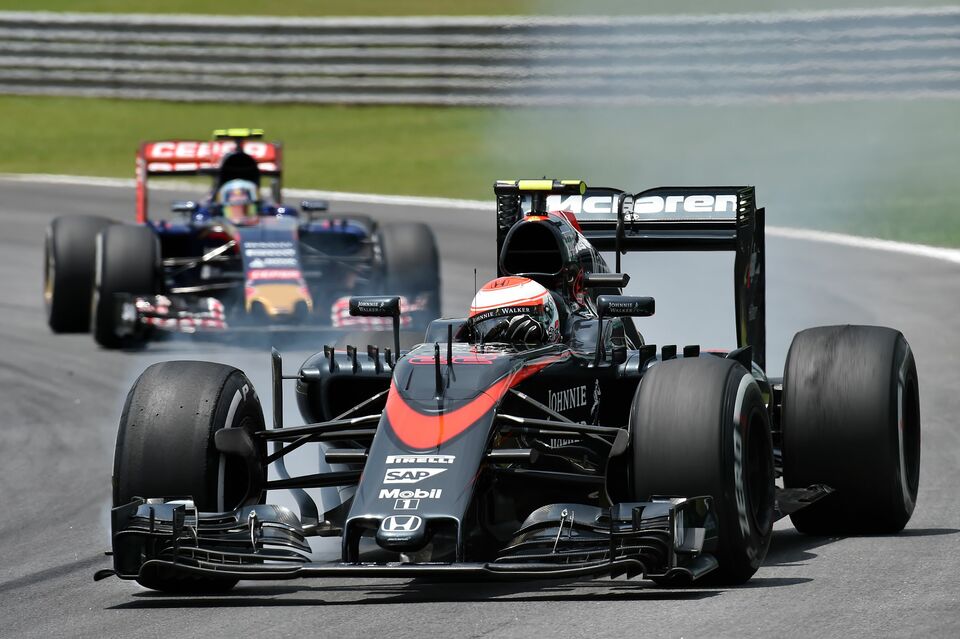 McLaren's Britsh driver Jenson Button power his car during the third free practices for the Brazilian Grand Prix, at the Interlagos racetrack in Sao Paulo, Brazil, on November 14, 2015. (AFP Photo/Nelson Almeida)