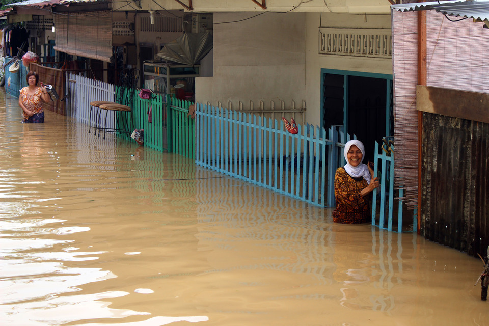 Homes in Medan, North Sumatra, were submerged in flood water up to 1 meter deep after heavy rain last November. (Antara Photo/Septianda Perdana)