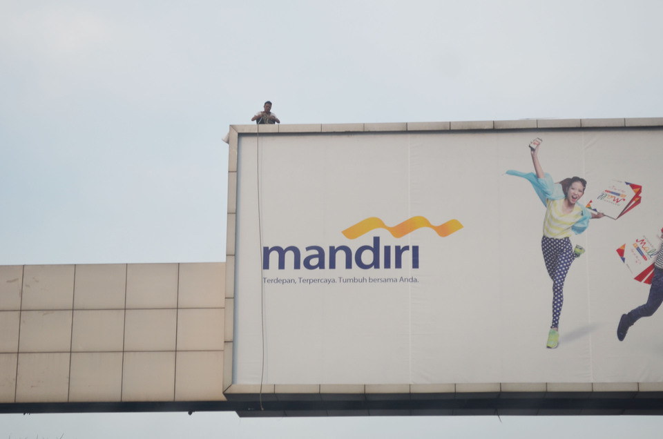 On June 22, many of the Bank Mandiri customers were unable to transfer money to other banks or obtain cash from ATM machines, but still their money was withdrawn from their accounts. (JG Photo/Syarifah Ryaclaudia)