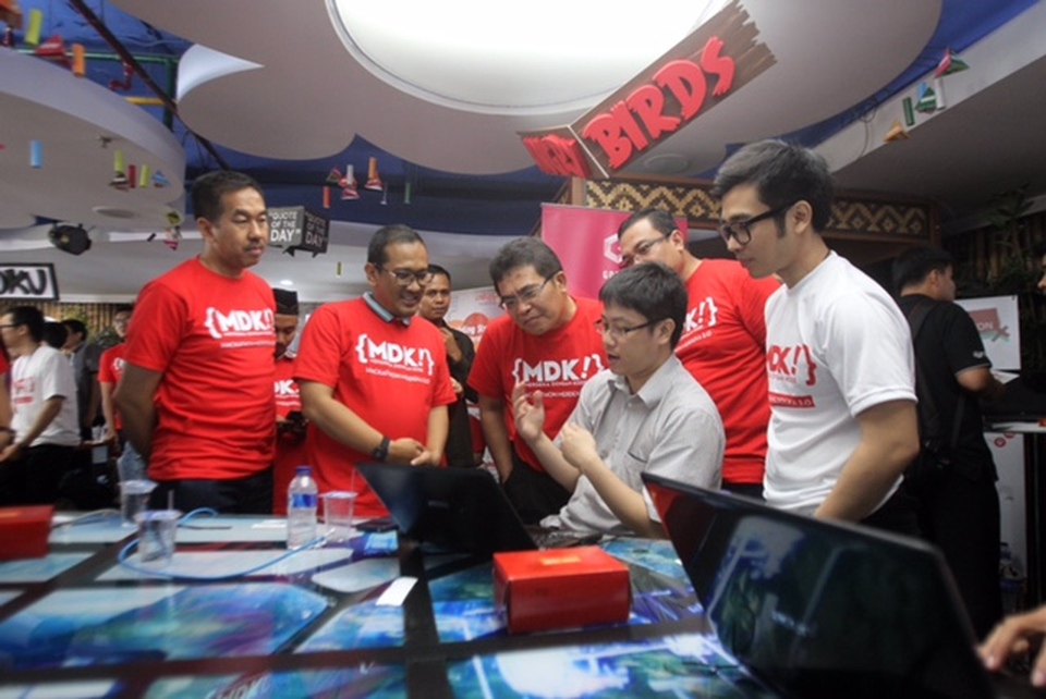 Director of Telkom Alex. J. Sinaga (middle) examining the application of the hackathons finalists, accompanied by Director of Enterprise and Business Service Muhammad Awaluddin (left) and Deputy Division EGM Digital Service Ery Puntha in the Grand Final at Menara Multi Media, Hackathon Jakarta, Sunday (15/11).