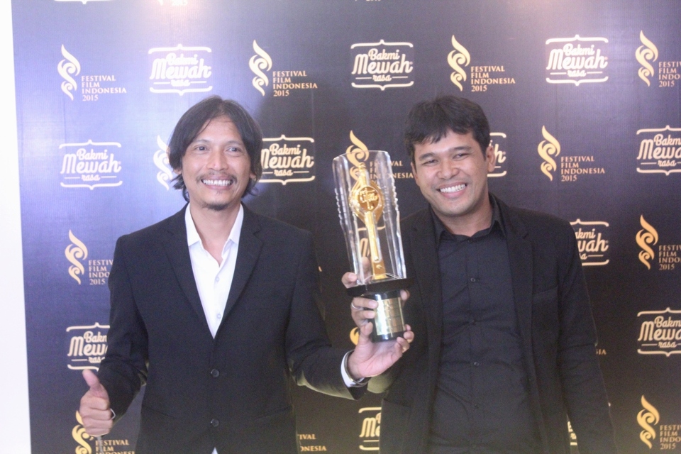 Director Eddie Cahyono, left, and producer Ifa Isfansyah won best film for 'Siti' at the FFI Citra awards gala on Monday night. (Photo courtesy of Layar Tancep)