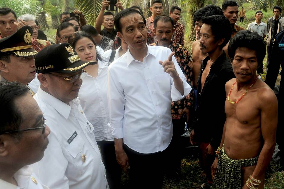 This handout picture from the president’s office dated Oct. 31 purports to show President Joko Widodo meeting with members of an indigenous forest tribe in Sumatra’s Jambi province. (AFP Photo/State Palace handout/Rusman)