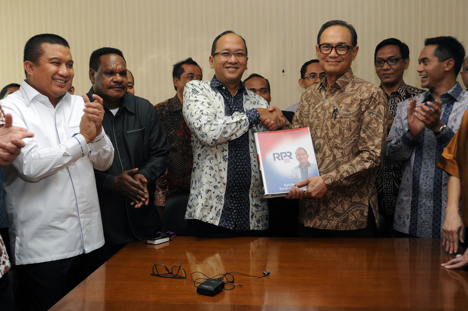 Rosan P. Roeslani, second from right, a businessman who controls Recapital Group, won the race for the position of the chairman at the country’s most influential business lobby. (Antara Photo/Audy Alwi)