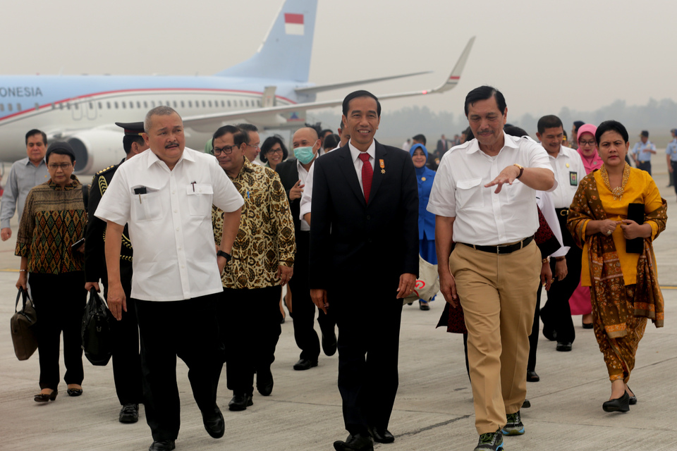 Coordinating Minister for Political, Legal, Security Affairs Luhut Panjaitan (right) said Indonesia could take China to the International Criminal Court (ICC) if Beijing’s claim to the majority of the South China Sea and part of Indonesian territory is not resolved through dialogue. (Antara Photo/Nova Wahyudi)