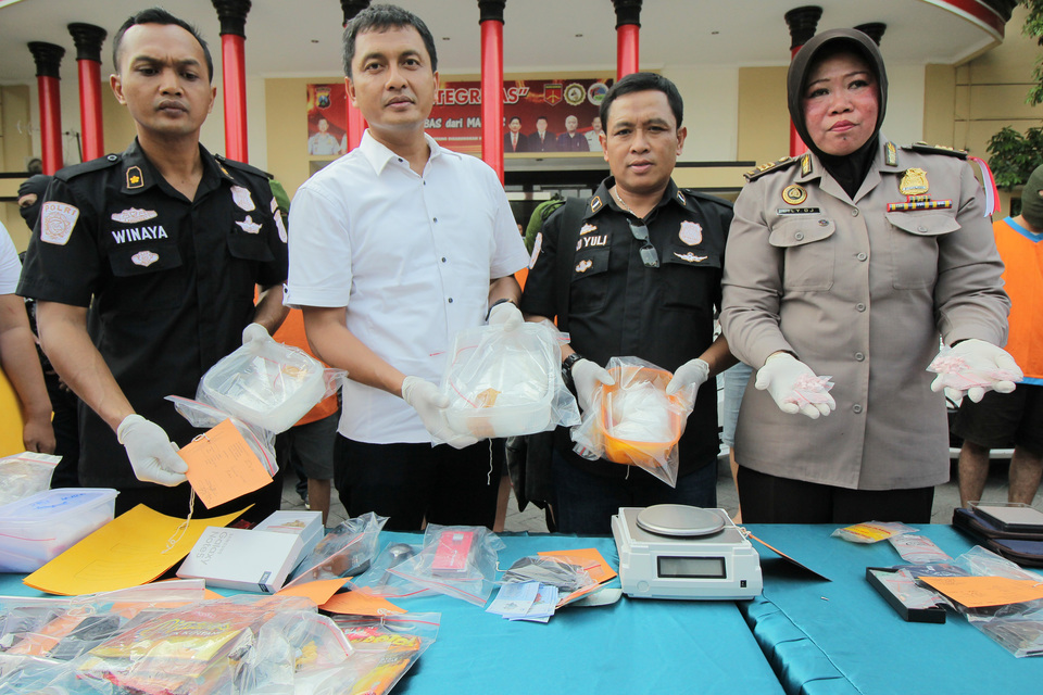 Officers of the Surabaya Police presenting evidence to the media on Thursday. (Antara Photo/Didik Suhartono)
