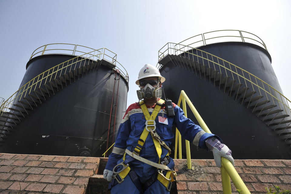 Aneka Gas Industri is planning to raise Rp 400 billion ($30 million) from the sale of conventional bonds and Islamic bonds in May to refinance debt. (Antara Photo/Andika Wahyu)