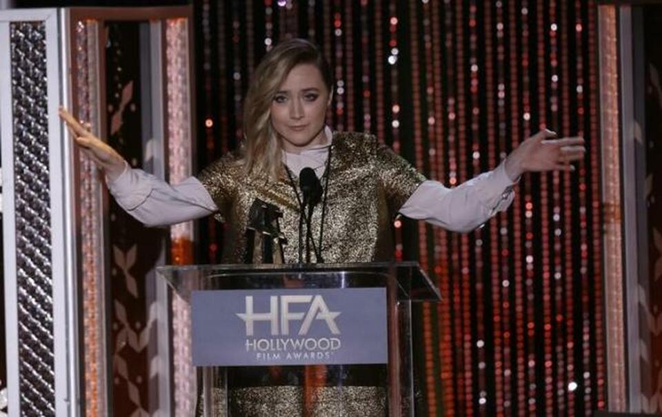 Actress Saoirse Ronan accepts the New Hollywood Award for her role in the film "Brooklyn" at the Hollywood Film Awards in Beverly Hills, California, Nov. 1, 2015.  (Reuters/Mario Anzuoni)