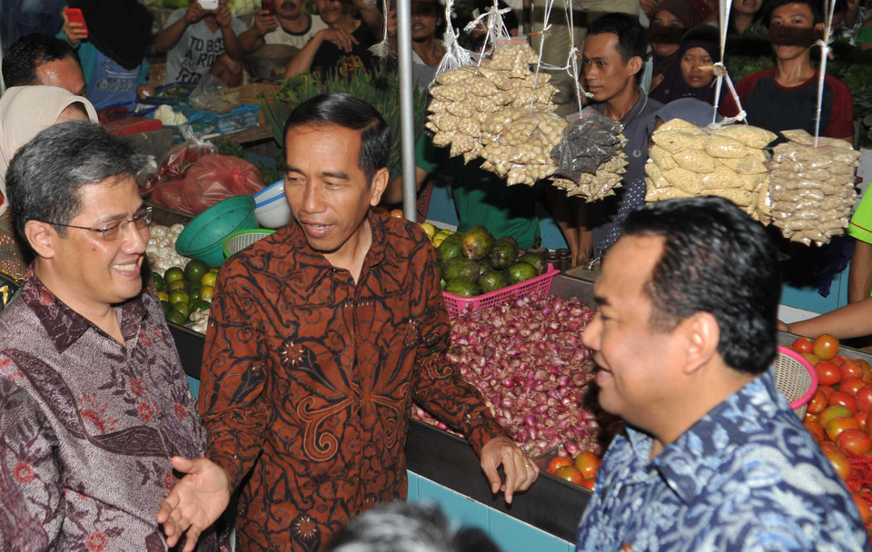 President Joko Widodo (middle) accompanied by SinarMas Land Director Dhony Rahajoe (left), converses during his visit to BSD Modern Market in South Tangerang, Banten. Dhony, the former Deputy Head of the Nusantara Capital Authority Body (OIKN), revealed the reason behind his resignation on Monday, stating it was a form of responsibility to the public due to his inability to fulfill the mandate entrusted to him. (Beritasatu Photo)