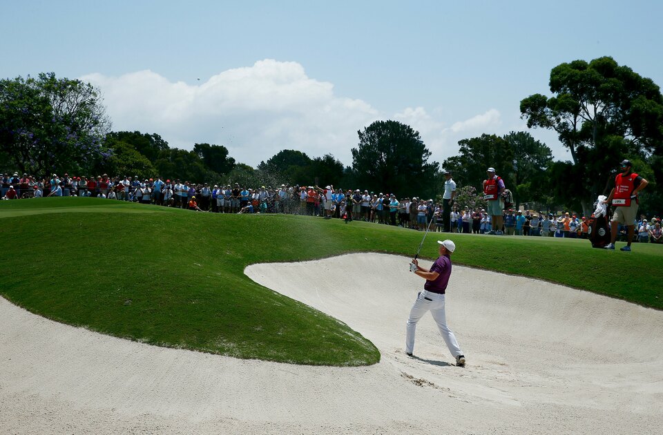 Jordan Spieth of the US chips out of a bunker to the 2nd green during the final round of the 2015 Emirates Australian Open golf tournament in Sydney, Australia, on Nov. 29. (Reuters Photo/Steve Christo)